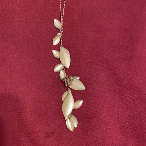 Gold leaf necklace - Picture 2 of 4